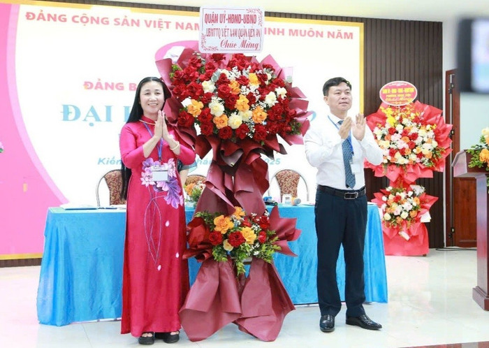 Lãnh đạo quận kiến An tặng hoa chúc mừng nhà trường (Ảnh: Minh Ngọc) 1.jpg