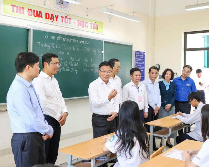 Phó Thủ tướng Chính phủ Lê Thành Long đã đi kiểm tra công tác chuẩn bị cho Kỳ thi tốt nghiệp THPT năm 2025 tại điểm thi Trung học phổ thông Hồng Bàng (Hải Phòng) - Ảnh: Minh Ngọc 6ec3fa5a939024ce7d81.jpg