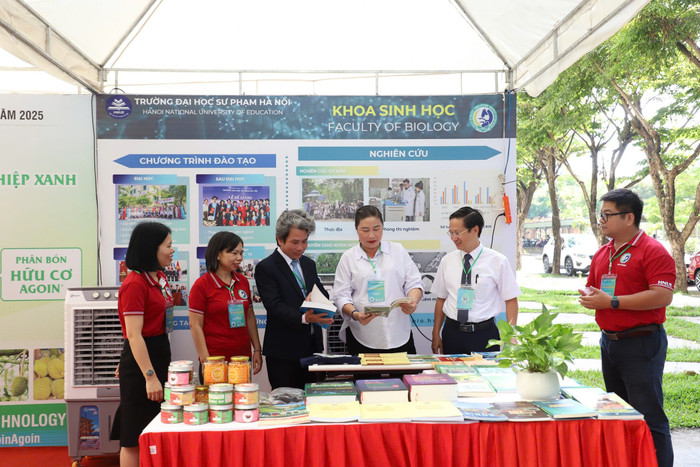 Các đại biểu tham quan trưng bày triển lãm của các doanh nghiệp bên lề hội thảo. 49d9d8f5c4064c581517.jpg