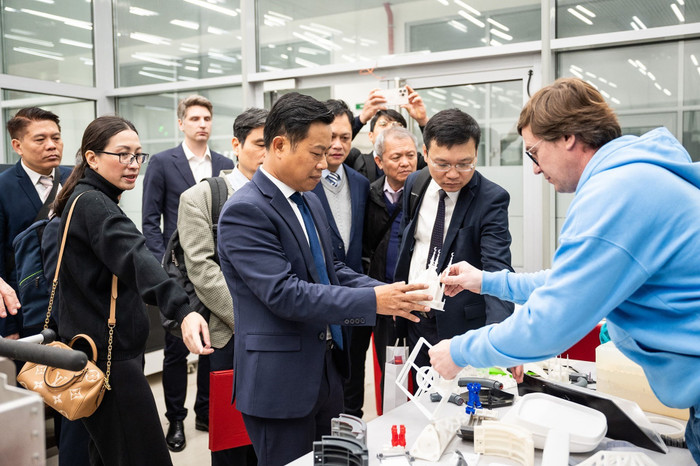 Giám đốc Lê Quân và đoàn công tác của Đại học Quốc gia Hà Nội thăm cơ sở vật chất hiện đại của các phòng thí nghiệm và trung tâm nghiên cứu tiên tiến của MISiS 4.jpg
