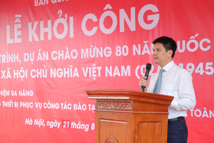 Phó Giáo sư, Tiến sĩ Nguyễn Hiệu – Phó Giám đốc Thường trực Đại học Quốc gia Hà Nội phát biểu tại lễ khởi công vnu-khoi-cong-nha-thuc-nghiem-da-nang-hoa-lac-vnc02-4.jpg