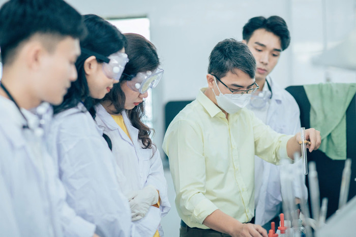 Giảng viên, sinh viên Trường Đại học Sư phạm – Đại học Đà Nẵng thực hành tại phòng thí nghiệm. anh-1-giang-vien-sinh-vien-khoa-ly-hoa-tai-phong-thi-nghiem.jpg