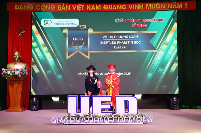 Phó Giáo sư, Tiến sĩ Võ Văn Minh, Hiệu trưởng Nhà trường trao bằng tốt nghiệp cho tân cử nhân. 5.jpg