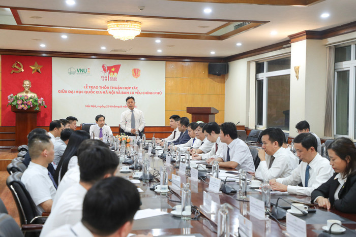 Quang cảnh buổi làm việc và trao thỏa thuận hợp tác giữa Đại học Quốc gia Hà Nội và Ban Cơ yếu Chính phủ nhằm thúc đẩy phối hợp trong đào tạo, nghiên cứu và phát triển khoa học công nghệ ở các lĩnh vực mũi nhọn vnu-ky-ket-voi-ban-co-yeu-chinh-phu-9.jpg
