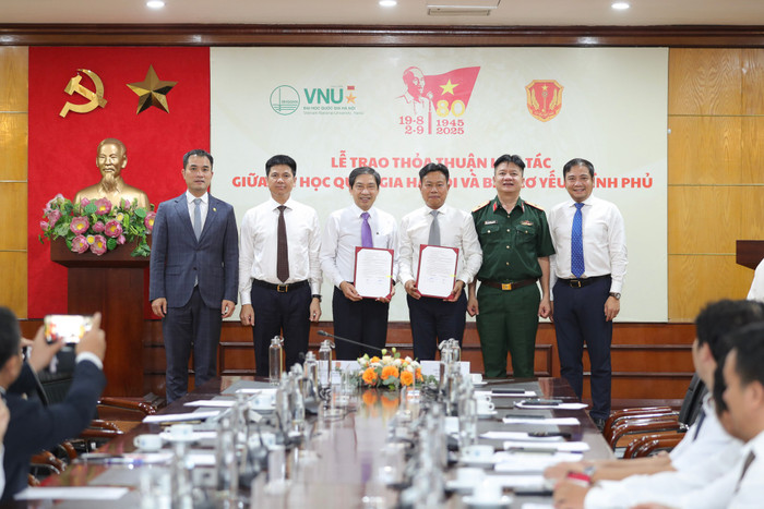 Giáo sư, Tiến sĩ Lê Quân, Giám đốc Đại học Quốc gia Hà Nội và Trung tướng Vũ Ngọc Thiềm, Trưởng ban Ban Cơ yếu Chính phủ đã đại diện 2 cơ quan ký kết văn bản thỏa thuận hợp tác vnu-ky-ket-voi-ban-co-yeu-chinh-phu-17.jpg