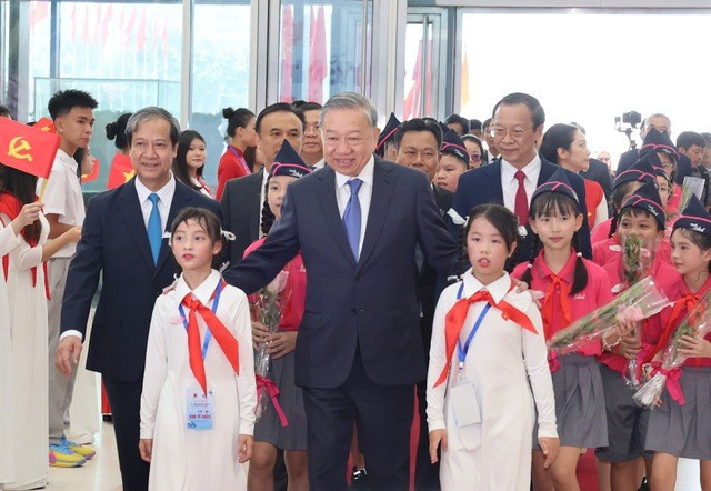 Tổng Bí thư Tô Lâm cùng các đồng chí lãnh đạo Bộ Giáo dục và Đào tạo và các em học sinh dự lễ khai giảng - Ảnh: VGP/Nhật Bắc c78283ef-536f-4313-ac8a-5aeb121bf968.jpg