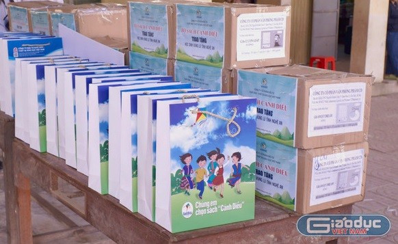 Hàng ngàn tập vở, sách giáo khoa được Công ty VEPIC gửi đến học sinh. Ảnh: Đào Hiền cd.jpg