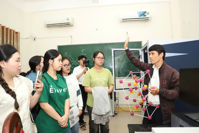 Học sinh trung học phổ thông trải nghiệm “một ngày làm sinh viên” tại Khoa Lý – Hóa, Trường Đại học Sư phạm – Đại học Đà Nẵng. anh-2-hoc-sinh-thpt-trai-nghiem-tai-khoa-ly-hoa.jpg