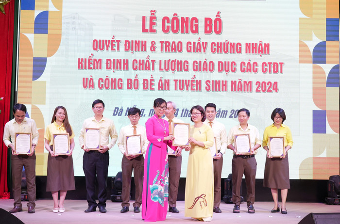 3/5 ngành đào tạo đại học chính quy của Khoa Ngữ văn – Truyền thông đã được kiểm định và công nhận đạt chuẩn đào tạo. Trong ảnh: Lễ trao giấy chứng nhận đạt chuẩn cho ngành cử nhân Báo chí. 6.jpg