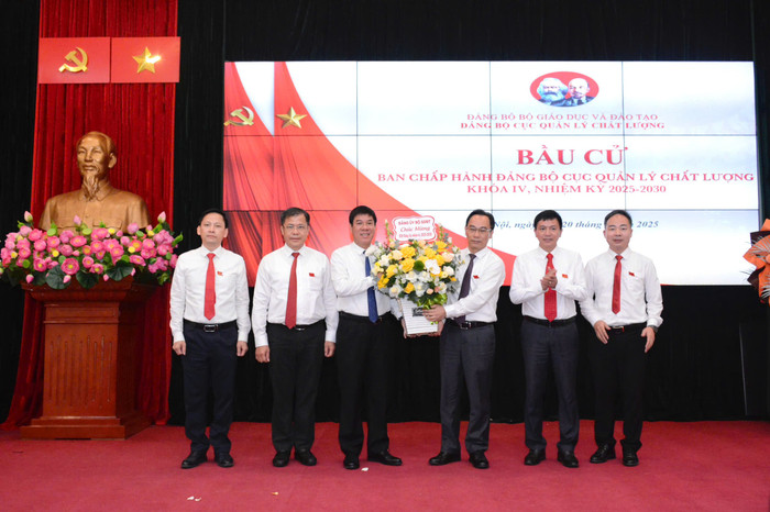 Ủy viên Ban Thường vụ Đảng ủy, Thứ trưởng Bộ Giáo dục và Đào tạo Hoàng Minh Sơn chúc mừng Ban Chấp hành Đảng bộ Cục Quản lý chất lượng khóa IV, nhiệm kỳ 2025 – 2030 da410401273c9262cb2d.jpg