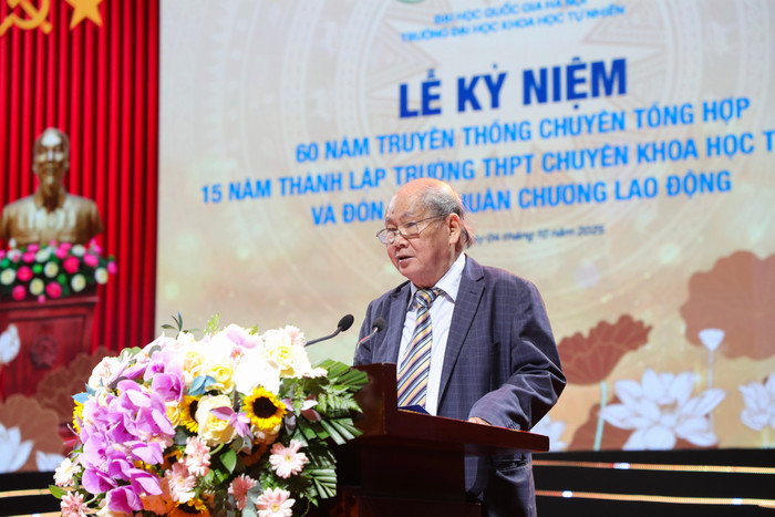 Phó Giáo sư, Tiến sĩ Nguyễn Vũ Lương, Chủ tịch Hội đồng khoa học và Đào tạo của trường "kể về ngôi trường mình". vnu-ky-niem-60-nam-truyen-thong-va-15-nam-thanh-lap-chuyen-khtn-17.jpg