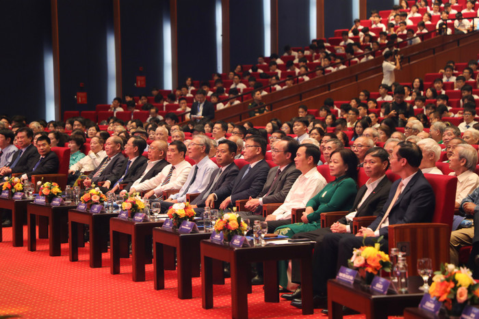 Sáng 4/10, Trường Đại học Khoa học Tự nhiên, Đại học Quốc gia Hà Nội và Trường Trung học Phổ thông Chuyên Khoa học Tự nhiên tổ chức Lễ kỷ niệm 60 năm truyền thống khối Chuyên Tổng hợp, 15 năm thành lập Trường Trung học Phổ thông Chuyên Khoa học Tự nhiên. vnu-ky-niem-60-nam-truyen-thong-va-15-nam-thanh-lap-chuyen-khtn-11.jpg