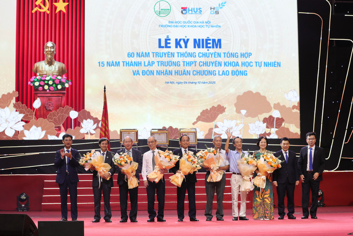 Nhà trường tặng hoa tri ân các thầy cô nguyên Chủ nhiệm Khối Chuyên Tổng hợp qua các thời kỳ vnu-ky-niem-60-nam-truyen-thong-va-15-nam-thanh-lap-chuyen-khtn-26.jpg