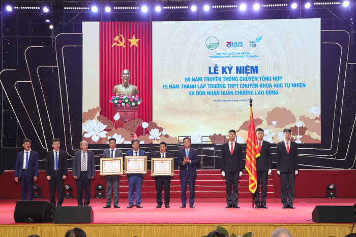 Tại buổi lễ, thay mặt lãnh đạo Đảng và Nhà nước, Phó Thủ tướng Lê Thành Long đã trao Huân chương Lao động hạng Nhì cho Trường Trung học phổ thông Chuyên Khoa học Tự nhiên; Huân chương Lao động hạng Nhất cho Bộ môn Chuyên Vật lý và Huân chương Lao động hạng Ba cho Bộ môn Chuyên Toán vnu-ky-niem-60-nam-truyen-thong-va-15-nam-thanh-lap-chuyen-khtn-22.jpg