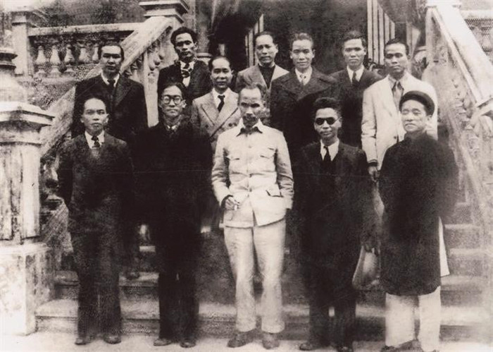 Chủ tịch Hồ Chí Minh và các thành viên Chính phủ lâm thời nước Việt Nam Dân chủ Cộng hoà. Bộ trưởng Bộ Quốc gia Giáo dục Vũ Đình Hoè đứng hàng đầu thứ 2 từ trái sang. 1.jpg