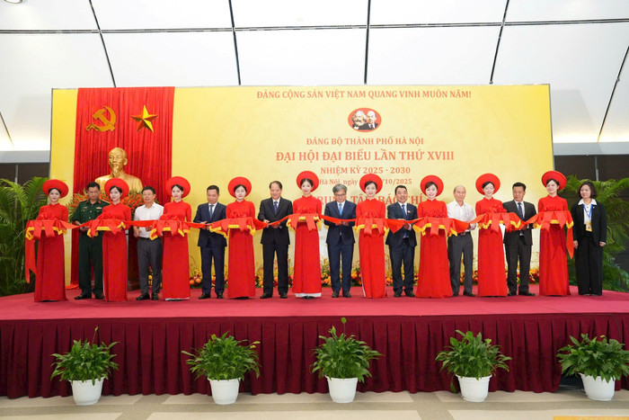 Các đồng chí lãnh đạo thành phố cắt băng khai trương Trung tâm Báo chí phục vụ Đại hội XVIII Đảng bộ thành phố Hà Nội. Ảnh: Viết Thành 2-6335.jpg