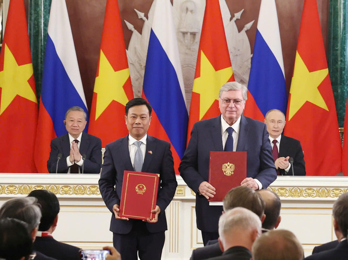 Giám đốc Đại học Quốc gia Hà Nội - Giáo sư Lê Quân và Giám đốc Đại học Quốc gia Quan hệ Quốc tế Moskva - Giáo sư, Viện sĩ Anatoly Torkunov trao văn bản thỏa thuận hợp tác dưới sự chứng kiến của Tổng Bí thư Tô Lâm và Tổng thống Nga Vladimir Putin (Ảnh: Thống Nhất - TTXVN) 5be1adaa7449fc17a558.jpg