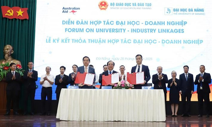 Các cơ sở giáo dục đại học và doanh nghiệp ký kết thoả thuận hợp tác 3.jpg