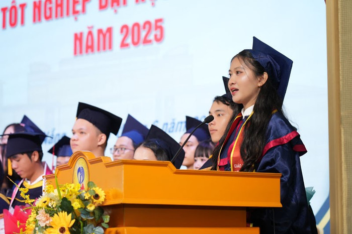 Tân cử nhân Nguyễn Thuý Hồng, thủ khoa tốt nghiệp ngành Giáo dục Tiểu học. 3.jpg