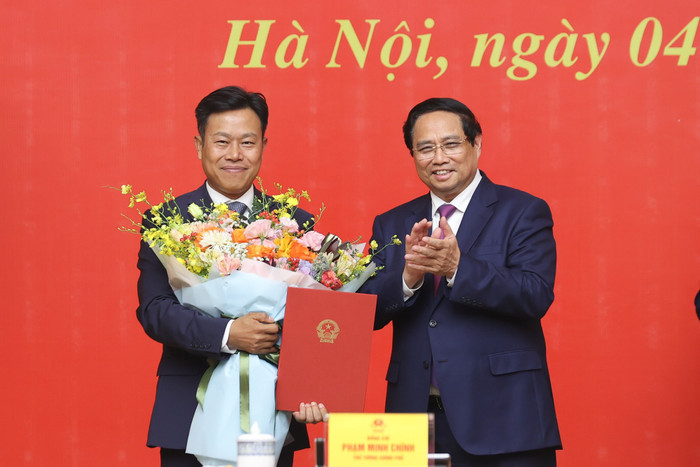 Thủ tướng trao Quyết định về việc điều động, bổ nhiệm ông Lê Quân, Chủ tịch Hội đồng, Giám đốc Đại học Quốc gia Hà Nội giữ chức Thứ trưởng Bộ Giáo dục và Đào tạo img0950-1756989250467761142995.jpg