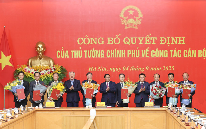 Thủ tướng Phạm Minh Chính, Giám đốc Học viện Chính trị Quốc gia Hồ Chí Minh Nguyễn Xuân Thắng, Phó Thủ tướng Thường trực Chính phủ Nguyễn Hoà Bình tặng hoa chúc mừng các đồng chí được bổ nhiệm img0954-1756989250797134838376.jpg