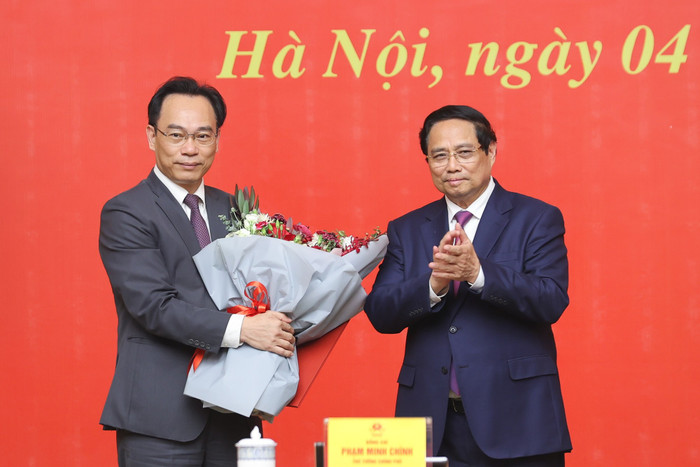 Thủ tướng trao Quyết định về việc tiếp nhận, bổ nhiệm ông Hoàng Minh Sơn, Thứ trưởng Bộ Giáo dục và Đào tạo giữ chức Chủ tịch Hội đồng, Giám đốc Đại học Quốc gia Hà Nội img0951-17569892507261278075141.jpg