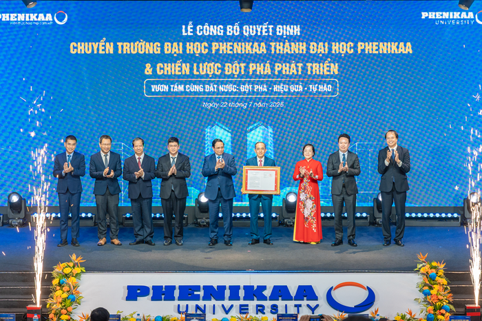 Thủ tướng Phạm Minh Chính trao quyết định về việc chuyển Trường Đại học Phenikaa thành Đại học Phenikaa 5.png