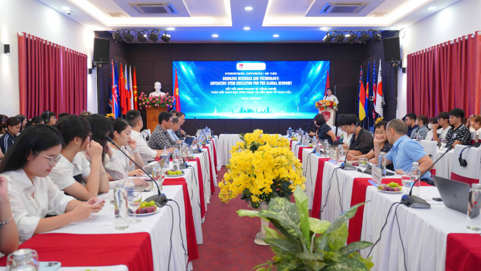 Quang cảnh Hội thảo quốc tế với chủ đề “Kết nối Kinh doanh và Công nghệ: Thúc đẩy giáo dục STEM phục vụ nền kinh tế toàn cầu” diễn ra tại UEB dsc09060.jpg