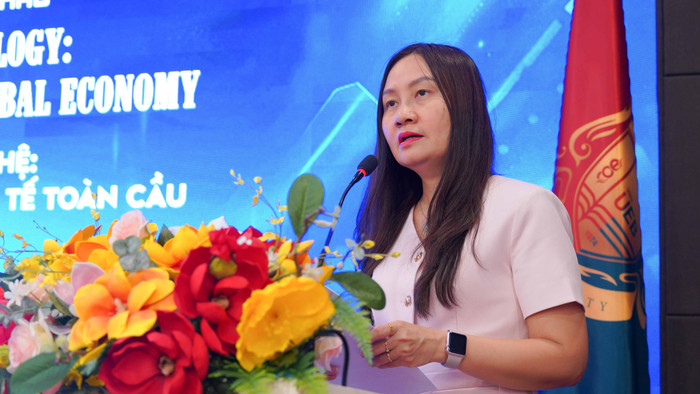 Phó Giáo sư, Tiến sĩ Nguyễn Anh Thu - Phó Hiệu trưởng Trường Đại học Kinh tế - Đại học Quốc gia Hà Nội chia sẻ tại hội thảo dsc09098.jpg