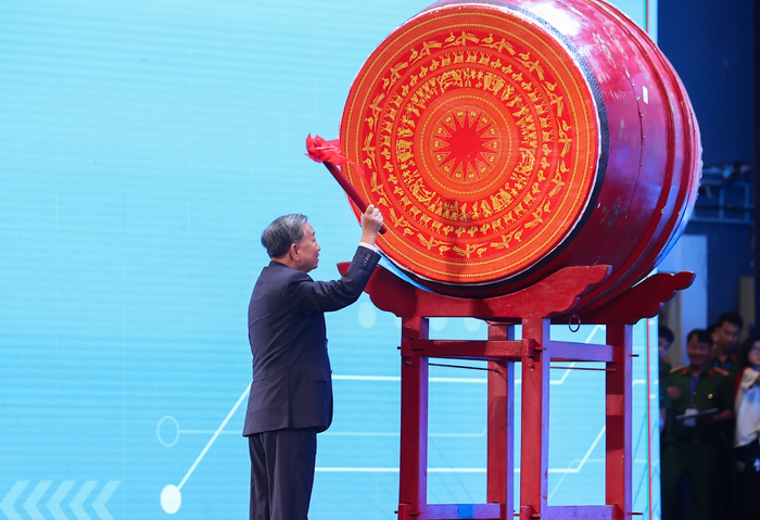 Tổng Bí thư Tô Lâm đánh trống khai giảng năm học mới 2025 – 2026. Ảnh: VGP/Nhật Bắc tong-bi-thu.png