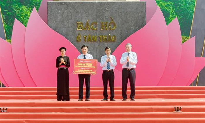 Tổng Bí thư Tô Lâm trao tượng trưng kinh phí xây dựng trường phổ thông nội trú liên cấp Tiểu học & Trung học cơ sở xã Thanh Thủy. Đây là dự án trọng điểm được lựa chọn tổ chức điểm cầu trực tuyến tại Lễ khởi công, khởi động ngày 19/8/2025 (Ảnh: Bộ Giáo dục và Đào tạo) tan-trao.jpg