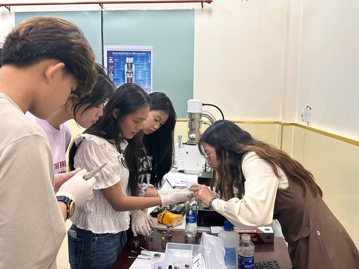 Sinh viên Đại học Udon Thani (Thái Lan) trải nghiệm 1 tiết học tại Khoa Lý – Hóa, Trường Đại học Sư phạm – Đại học Đà Nẵng. anh-4-sinh-vien-thai-lan.jpg