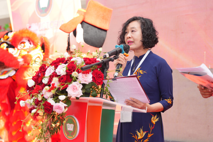 Chủ tịch Hội đồng giáo dục Hệ thống giáo dục Victoria Thăng Long Nguyễn Thị Ngân Hoa phát biểu tại lễ khánh thành spk06164.jpg