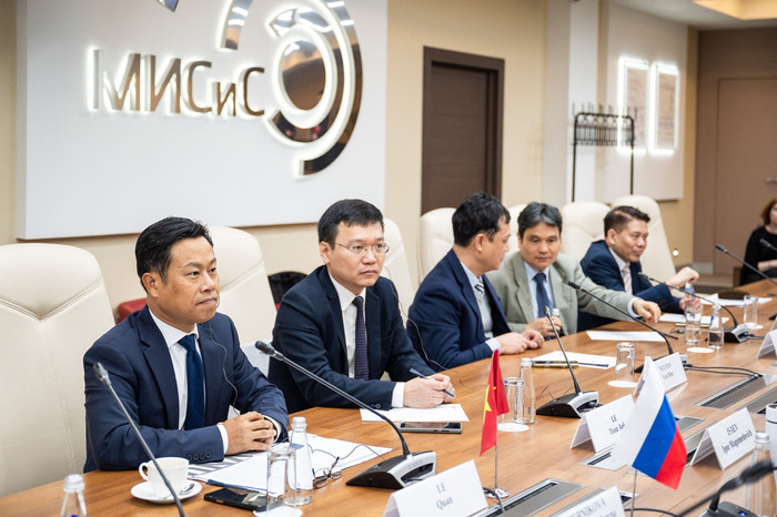Giám đốc Đại học Quốc gia Hà Nội Lê Quân thăm và làm việc với MISiS 3.jpg