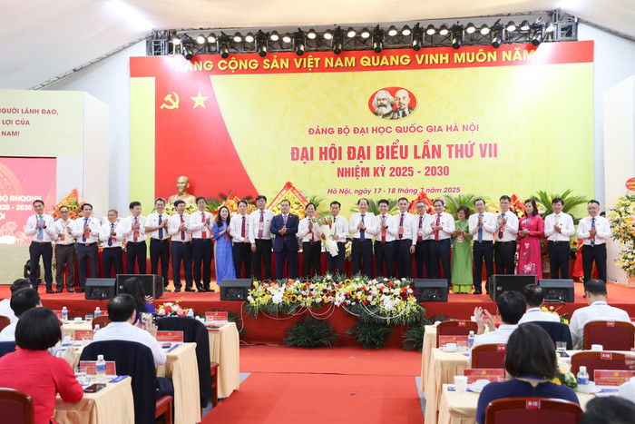 Đại hội đã bầu ra Ban Chấp hành Đảng bộ Đại học Quốc gia Hà Nội khóa VII, nhiệm kỳ 2025-2030 gồm 24 đồng chí vnu-dai-hoi-dang-bo-dhqghn-lan-thu-vii-bch-dang-bo-dhqghn-1.jpg