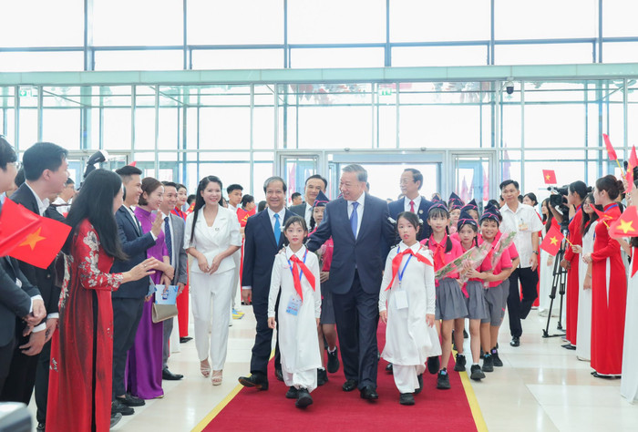 Tổng Bí thư Tô Lâm cùng các đồng chí lãnh đạo Bộ Giáo dục và Đào tạo và các em học sinh dự lễ khai giảng. Ảnh: Bộ Giáo dục và Đào tạo img-5703.jpg