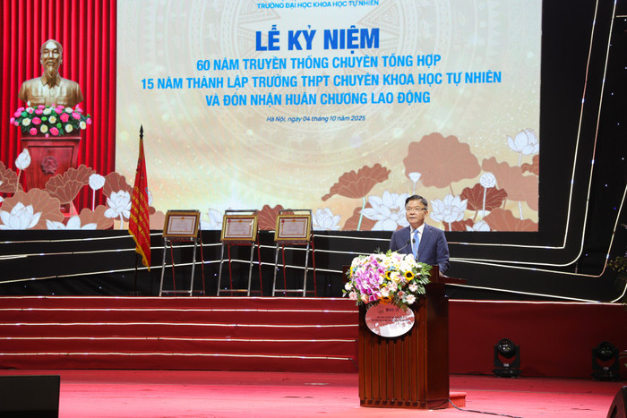 Phó Thủ tướng biểu dương và chúc mừng những thành tích rất xuất sắc của các thế hệ thầy và trò Trường Chuyên Tổng hợp – Khoa học Tự nhiên trong suốt chặng đường 60 năm qua, vnu-pho-thu-tuong-le-thanh-long-2.jpg