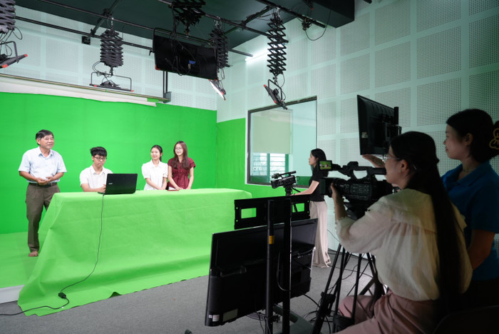 "Sinh viên ngành Báo chí – Truyền thông được học tập trong môi trường hiện đại, năng động, với nhiều cơ hội 'rèn nghề' thông qua các hoạt động thực hành, dự án truyền thông thực tế và hợp tác với các cơ quan báo chí chuyên nghiệp. 7.jpg