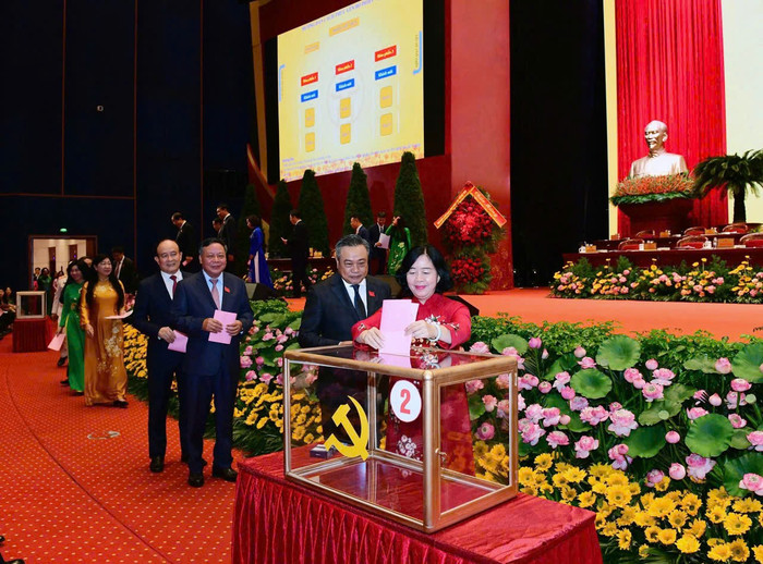 Bí thư Thành ủy Hà Nội Bùi Thị Minh Hoài và đại biểu tiến hành bỏ phiếu. Ảnh: Trang thông tin điện tử Đảng bộ Thành phố Hà Nội 1-3361.jpg