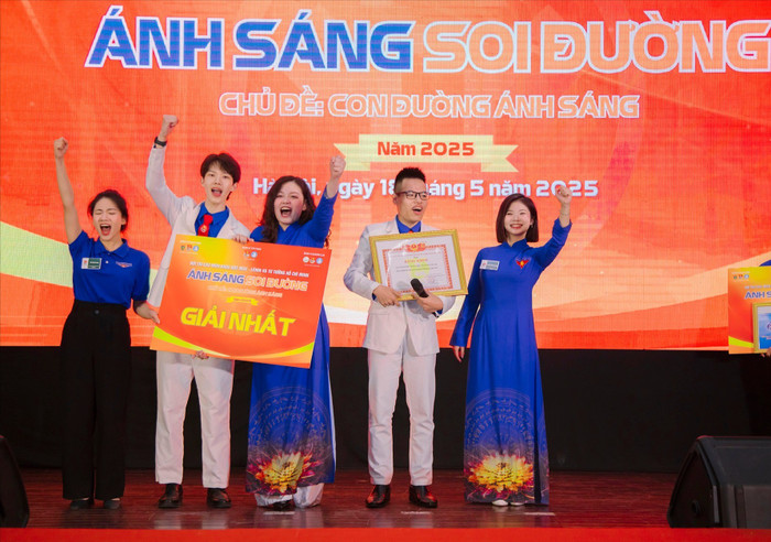 Nguyễn Hương Trang (ngoài cùng bên phải) là 1 trong 5 thành viên đội thi chính trong đội tuyển Học viện Thanh thiếu niên Việt Nam giành giải Nhất Hội thi các môn khoa học chủ nghĩa Mác Lênin, tư tưởng Hồ Chí Minh - Ánh sáng soi đường năm 2025. Ảnh: NVCC. tanh9719.jpg