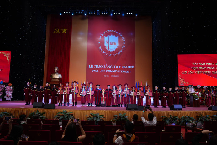 Quang cảnh buổi lễ trao bằng tốt nghiệp của UEB dsc05253.jpg