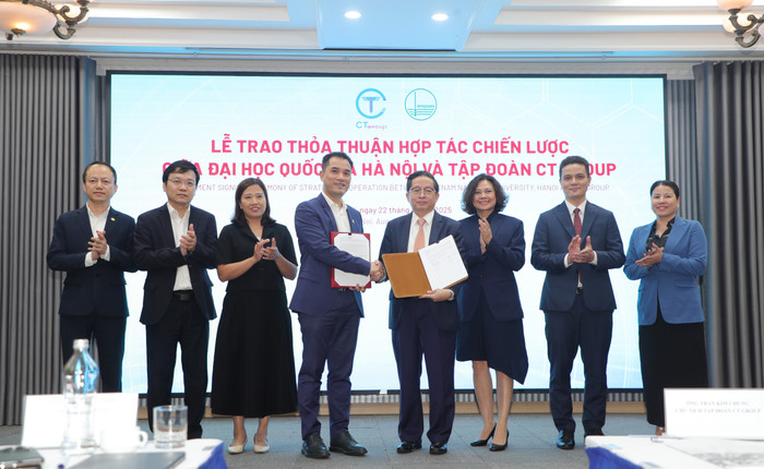 Phó Giám đốc Đại học Quốc gia Hà Nội Phạm Bảo Sơn và Chủ tịch Tập đoàn CT Group Trần Kim Chung trao thỏa thuận hợp tác chiến lược giai đoạn 1 vnu-hoi-thao-ve-san-xuat-chip-tai-viet-nam-4.jpg