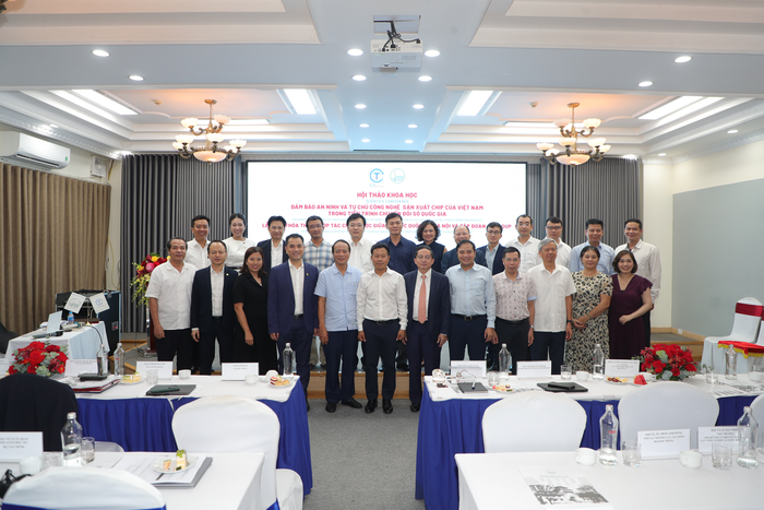Các đại biểu tham dự buổi lễ chụp hình kỉ niệm vnu-hoi-thao-ve-san-xuat-chip-tai-viet-nam-16.png