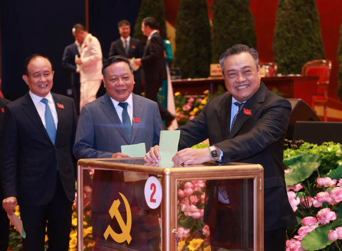 Các đồng chí lãnh đạo thành phố bầu Đoàn đại biểu dự Đại hội đại biểu toàn quốc lần thứ XIV của Đảng. Ảnh: Trang thông tin điện tử Đảng bộ Thành phố Hà Nội 1-9982.jpg