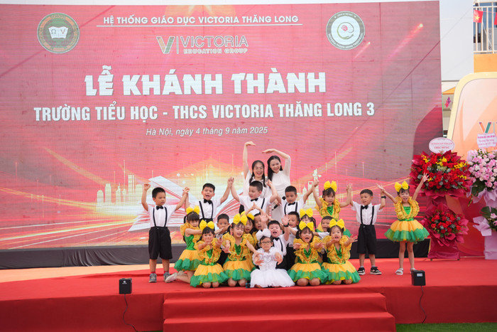 Cô và trò Trường Tiểu học và Trung học Victoria Thăng Long 3 trong tiết mục văn nghệ spk05962.jpg