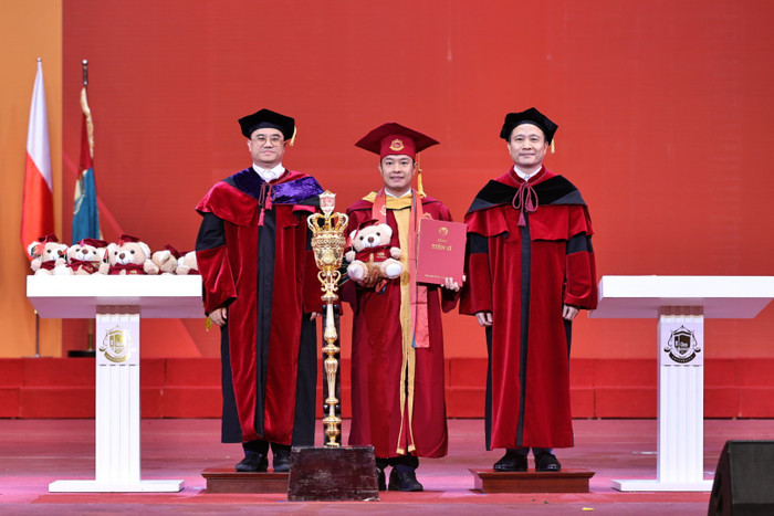 Trường Đại học Kinh tế - Đại học Quốc gia Hà Nội tổ chức lễ trao bằng tốt nghiệp dành cho hơn 1.500 tân cử nhân, thạc sĩ, tiến sĩ 0s4a5321.jpg