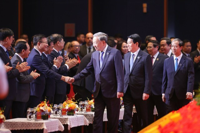 Tổng Bí thư Tô Lâm; Chủ tịch nước Lương Cường; Thủ tướng Chính phủ Phạm Minh Chính; Chủ tịch Quốc hội Trần Thanh Mẫn cùng các đồng chí lãnh đạo Đảng, Nhà nước dự lễ khai giảng năm học 2025-2026 và kỷ niệm 80 năm truyền thống ngành Giáo dục - Ảnh: VGP/Nhật Bắc 3f7be823-8a4e-4179-8012-1bf5bef7978f.jpg