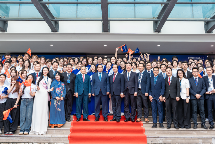 Thủ tướng Phạm Minh Chính với lãnh đạo và sinh viên Đại học Phenika 1.png