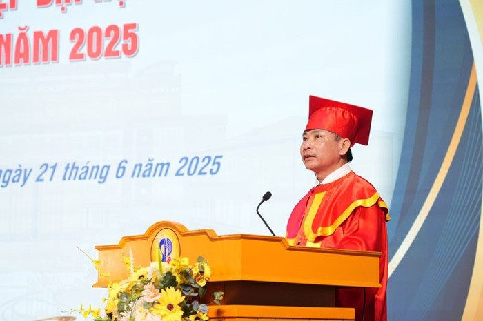 Phó Giáo sư, Tiến sĩ Võ Văn Minh - Hiệu trưởng Nhà trường phát biểu chúc mừng tân cử nhân. 1.jpg