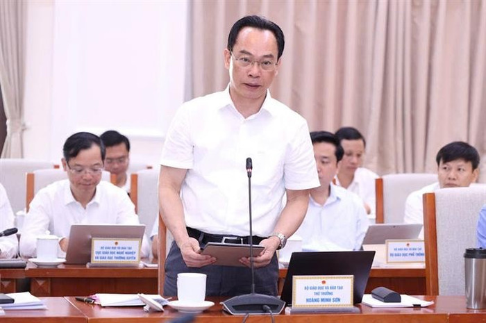 Thứ trưởng Hoàng Minh Sơn trao đổi tại hội nghị 3.jpg